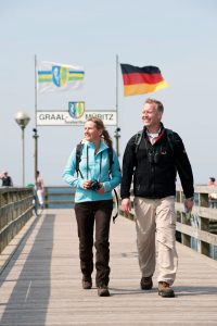 Urlaubsritual: ein Herbstspaziergang zur 350 Meter langen Seebrücke von Graal-Müritz. Foto: djd/www.graal-müritz.de