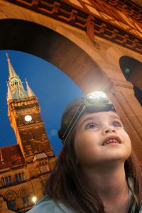 In der Braunschweiger Altstadt gehen die Kinder spannenden Geheimnissen mit der Taschenlampe auf den Grund. Foto: djd/BS STM GbmH/okerland-archiv, shutterstock
