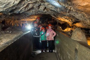 Bei einer abenteuerlichen Taschenlampenführung erkunden Kinder die Rübeländer Tropfsteinhöhlen. Foto: djd/Tourismusbetrieb der Stadt Oberharz am Brocken - Rübeländer Tropfsteinhöhlen/J.Reichel
