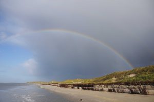 Nach Regen kommt schnell die Sonne wieder - und mit ihr kommen die Regenbogen. Foto: djd/Amrum