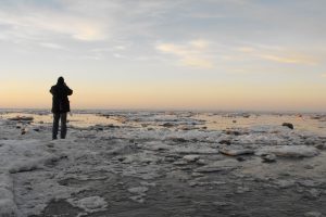 Ein winterlicher Strandspaziergang in Norden-Norddeich tut Geist und Körper gut. Foto: djd/TourismusMarketing Niedersachsen/Wirtschaftsbetriebe der Stadt Norden GmbH