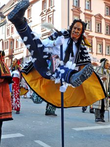 Rottweil gilt als Hochburg der schwäbisch-alemannischen Fasnet. Jährlich am Fasnets-Montag und -Dienstag findet hier der bekannte Rottweiler Narrensprung statt. Foto: djd/Landkreis Rottweil/Bodo Schnekenburger