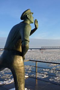 Der "Rufer" ist eine Symbolfigur Lauenburgs und grüßt zu jeder Jahreszeit vorbeifahrende Schiffe und Reisende. Foto: djd/Stadt Lauenburg/Elbe/Ulrike Sindermann