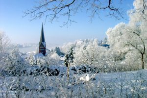 Im weißen Winterkleid präsentiert sich die historische Altstadt Lauenburgs von ihrer romantischen Seite. Foto: djd/Stadt Lauenburg/Elbe