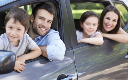 Lange Autofahrten mit Kindern: Tipps für den entspannten Urlaubstart