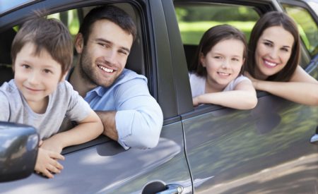 Lange Autofahrten mit Kindern: Tipps für den entspannten Urlaubstart