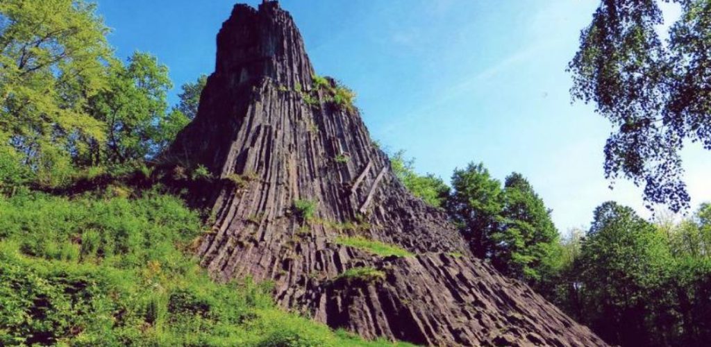 Mystischer Druidenstein, mächtige Burgen und schöne Aussichten